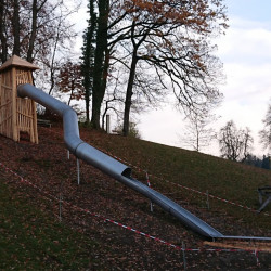 Spielplatz-Bueron-Weier-Spielturm-mit-Tunnelrutsche1