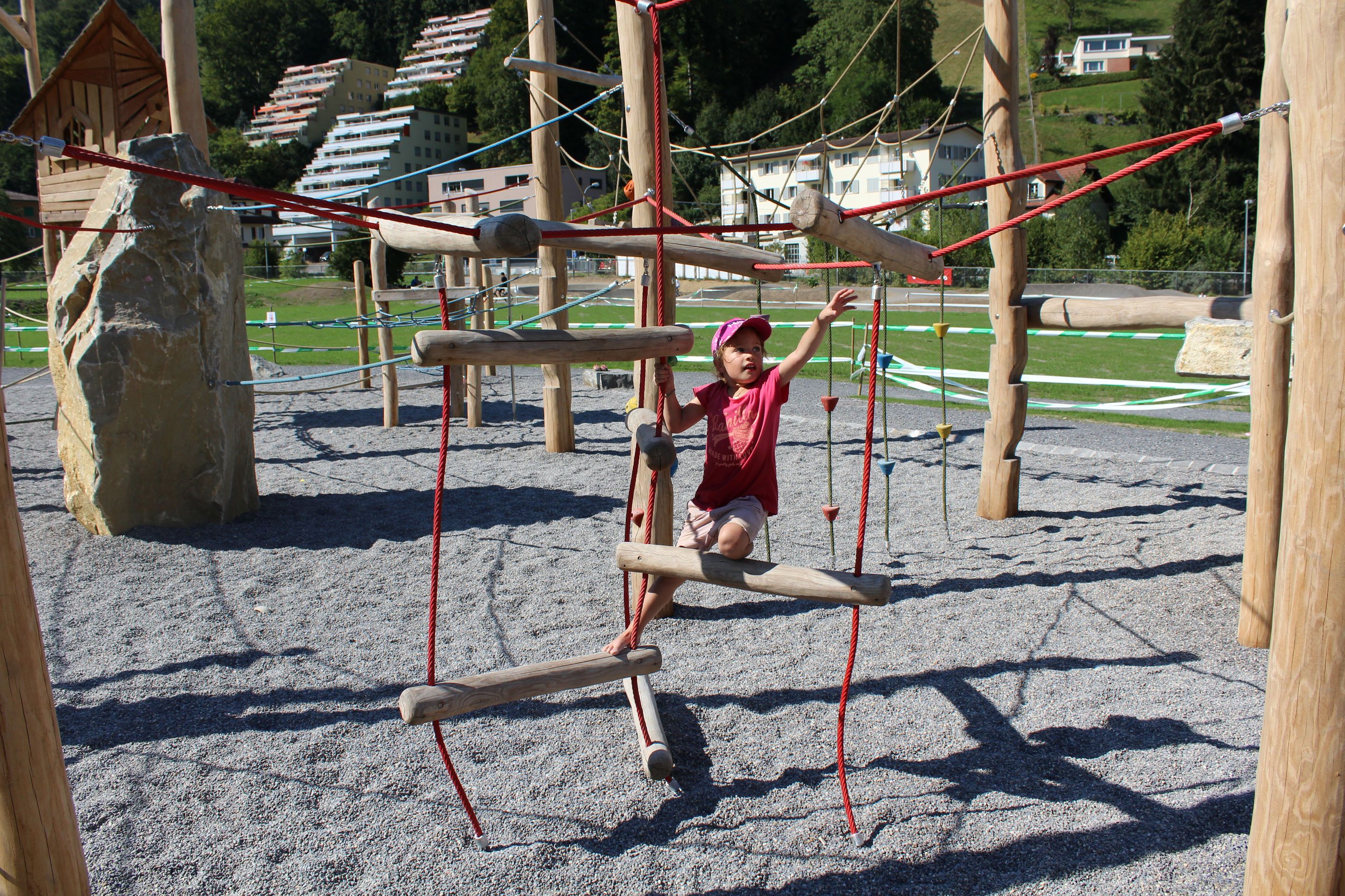 Kletterstruktur als Spielplatzgeräte mit Seilen und Netzen in Kriens Langmatt