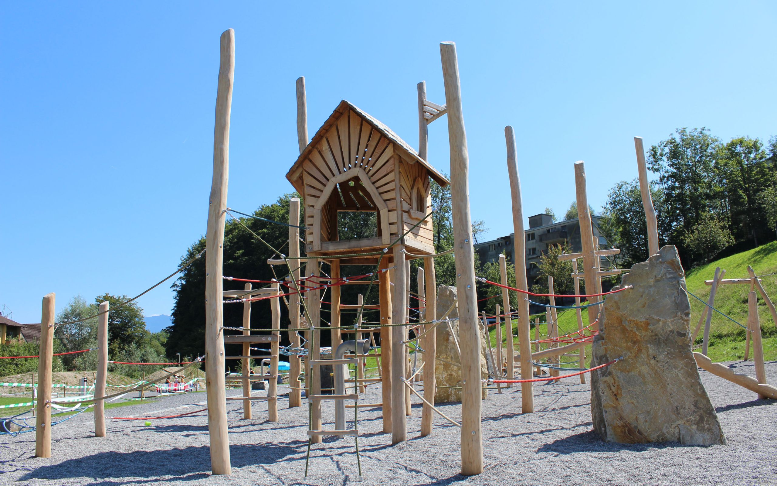 Spielanlage mit Spielturm Baumhaus Grindelwald